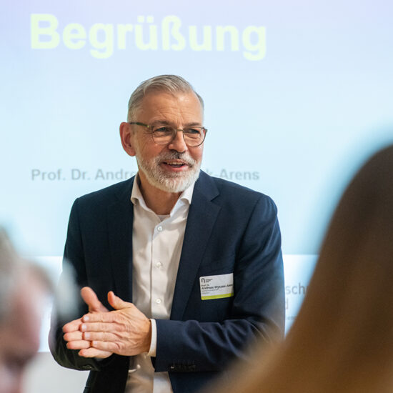Prof. Dr. Andreas Wytzisk-Arens, Präsident der Hochschule Bochum, begrüßt die Absolventinnen und Absolventen des ersten Durchgangs des berufsbegleitenden Zertifikatsstudiums 